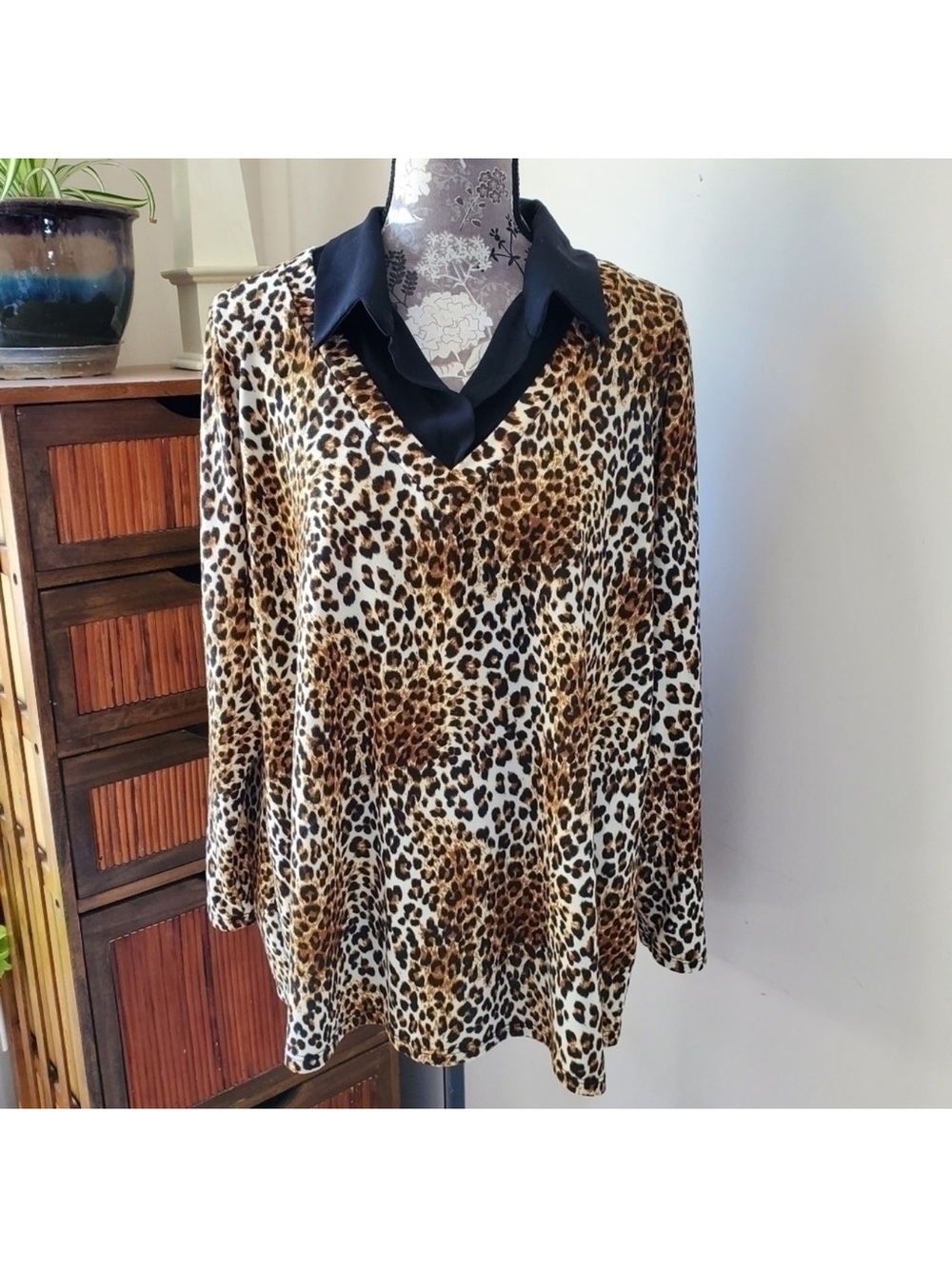 Kim & Cami Leopard Collared Blouse